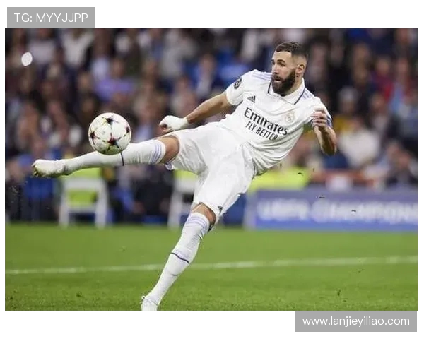 卡里姆本泽马职业生涯辉煌成就与球场传奇地位解析 卡里姆本泽马职业生涯辉煌成就与球场传奇地位解析