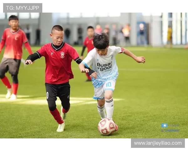 尼尔利亚与韩国的精彩对决展现足球魅力与团队精神 尼尔利亚与韩国的精彩对决展现足球魅力与团队精神