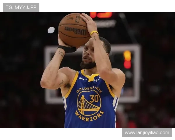 库里三分球总数突破四千大关成为历史第一人再创辉煌成就